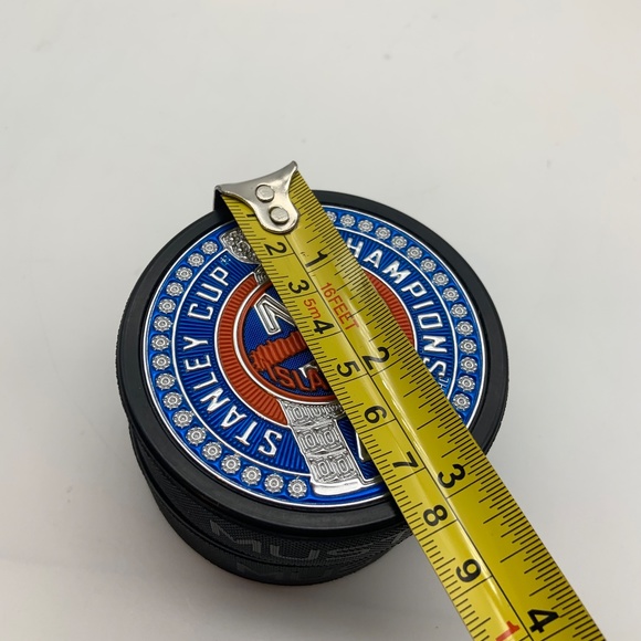 New York Islanders Stanley Cup Champions Embossed Collectible Puck - Picture 13 of 15